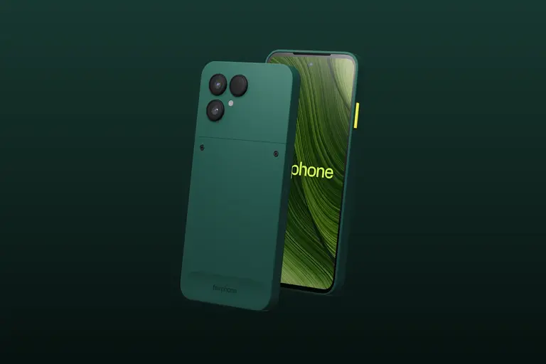 Fairphone generasi keenam berwarna hijau tampak dari depan dan belakang